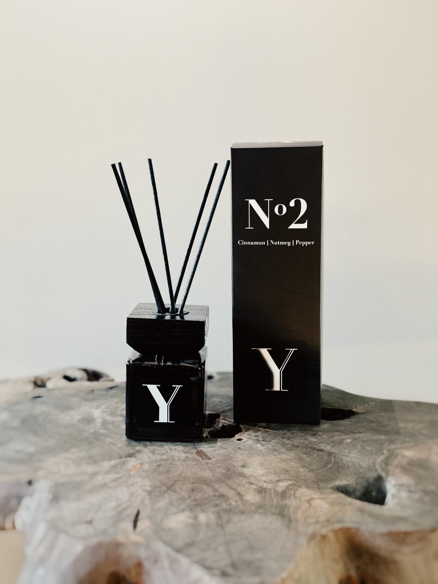 Label Y No2 ,Cinnamon Nutmeg Pepper, Geurstokjes Zwart, Huisparfum, Front