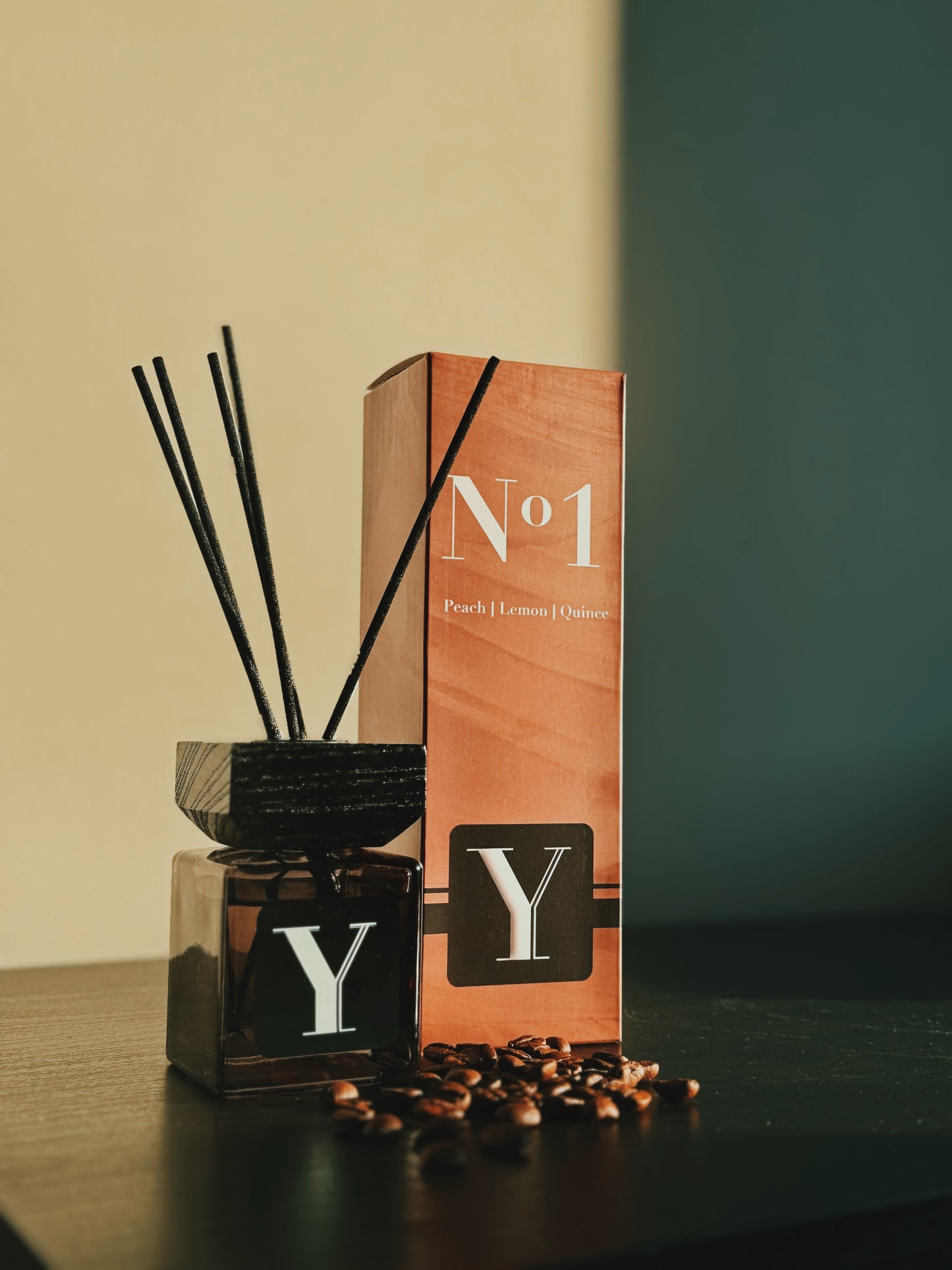 Label Y No1 ,Peach Lemon Quince, Geurstokjes Zwart, Huisparfum, Front